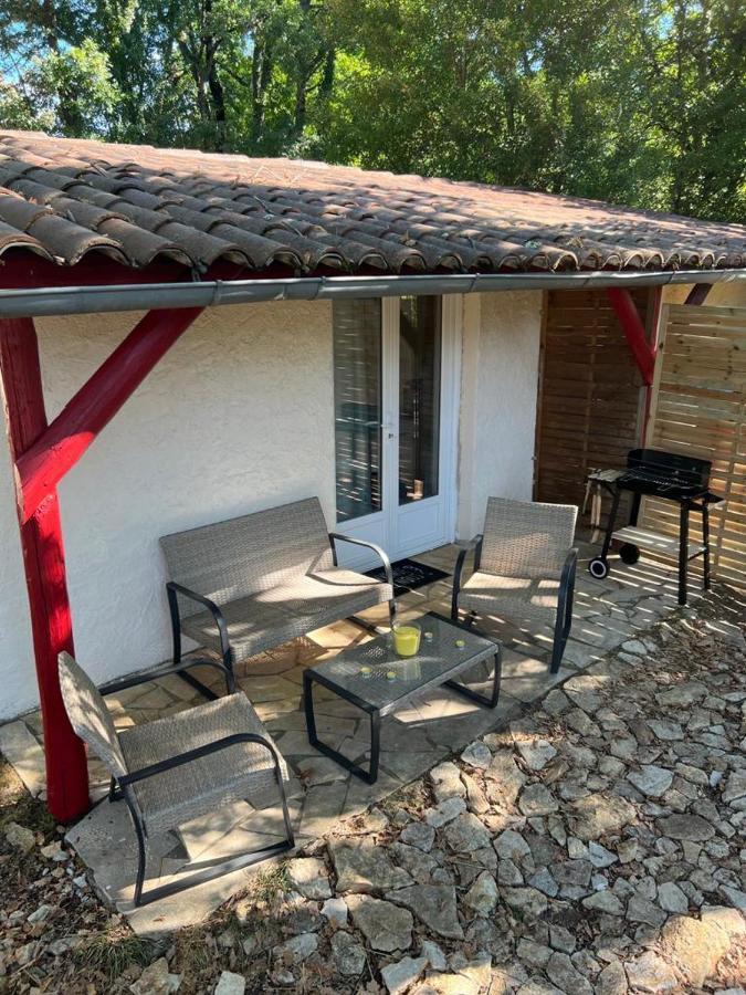 Gîte 4 personnes au cœur de la nature avec piscine Saint-Aubin-de-Nabirat Extérieur photo
